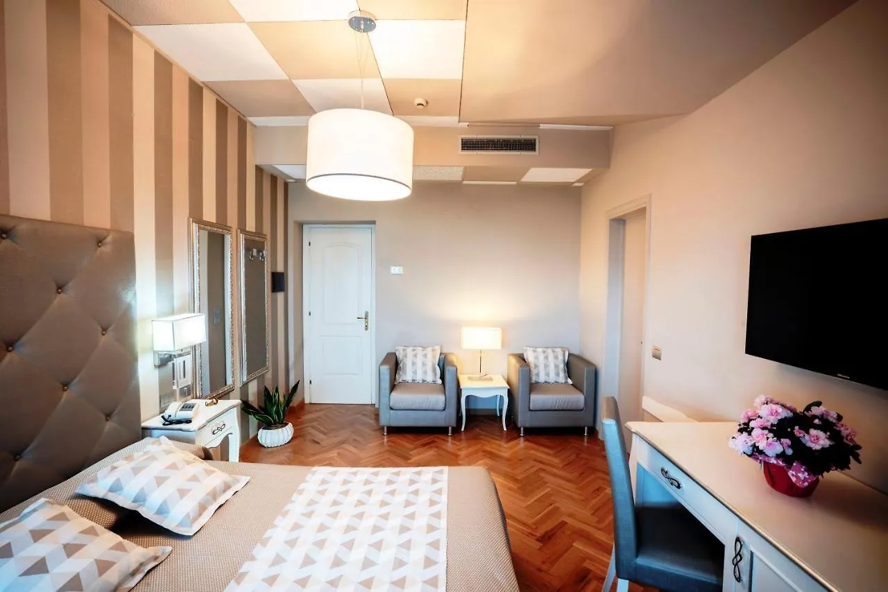 Hotel Bellevue Gardone Riviera 3*,