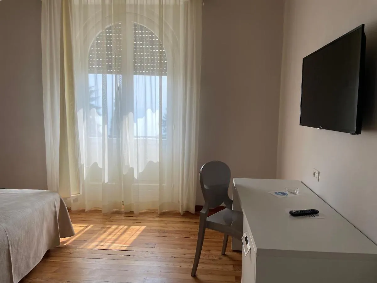 Hotel Bellevue Gardone Riviera 3*,